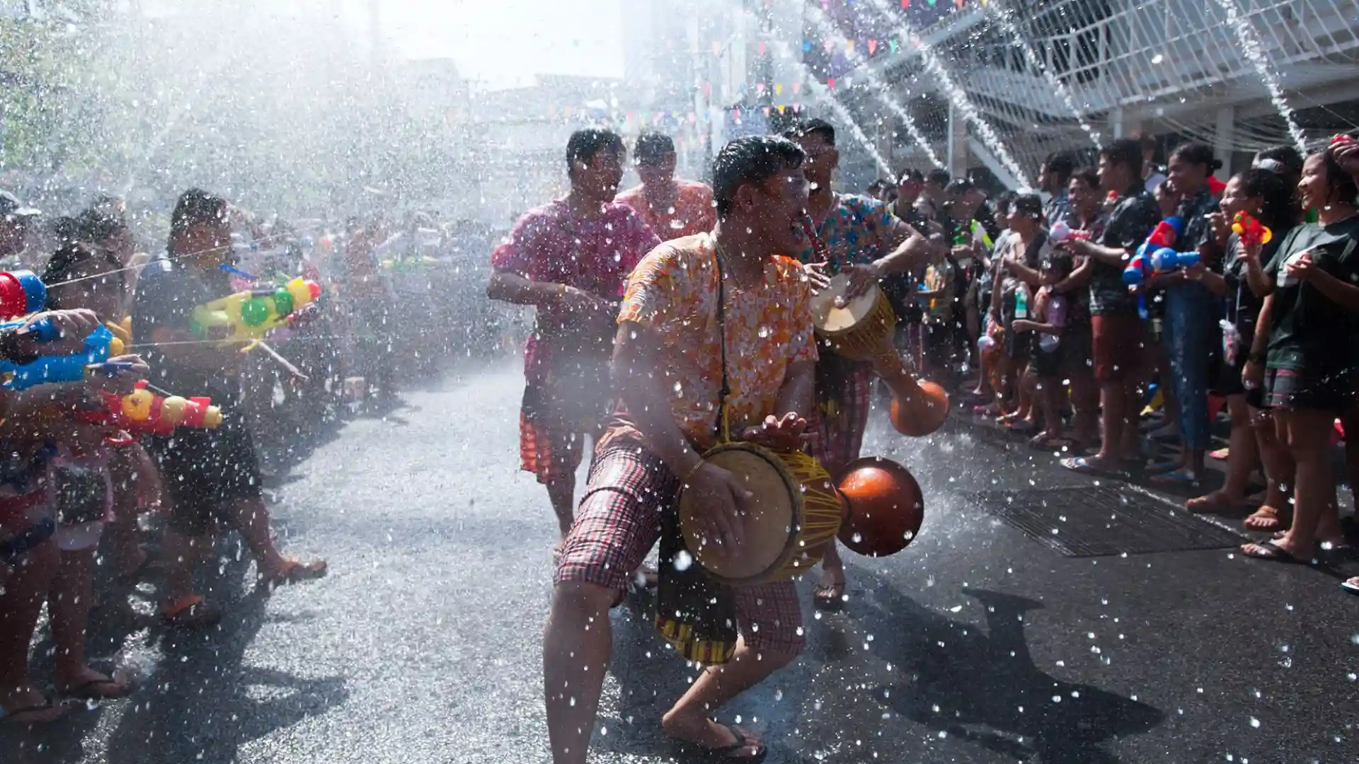 এপ্রিলের সংক্রান উৎসব—থাই নববর্ষে—শহর জলকেলিতে ভরে ওঠে