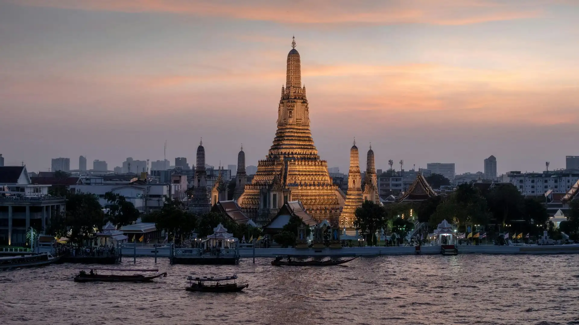 চাও ফ্রায়া নদীর তীরে দাঁড়িয়ে ব্যাংকক যেন নদীর স্রোতের মতোই বহমান