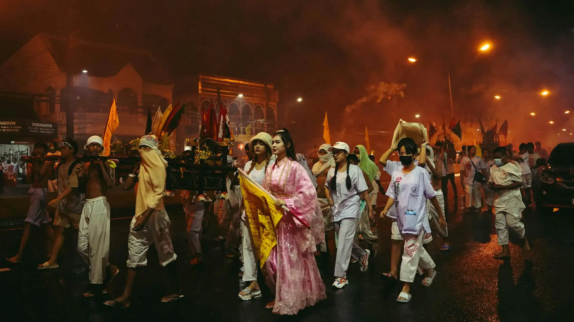 ব্যাংকক-নীয়ন-আলো-সোনালী-মন্দির-দেবতাদের-শহর