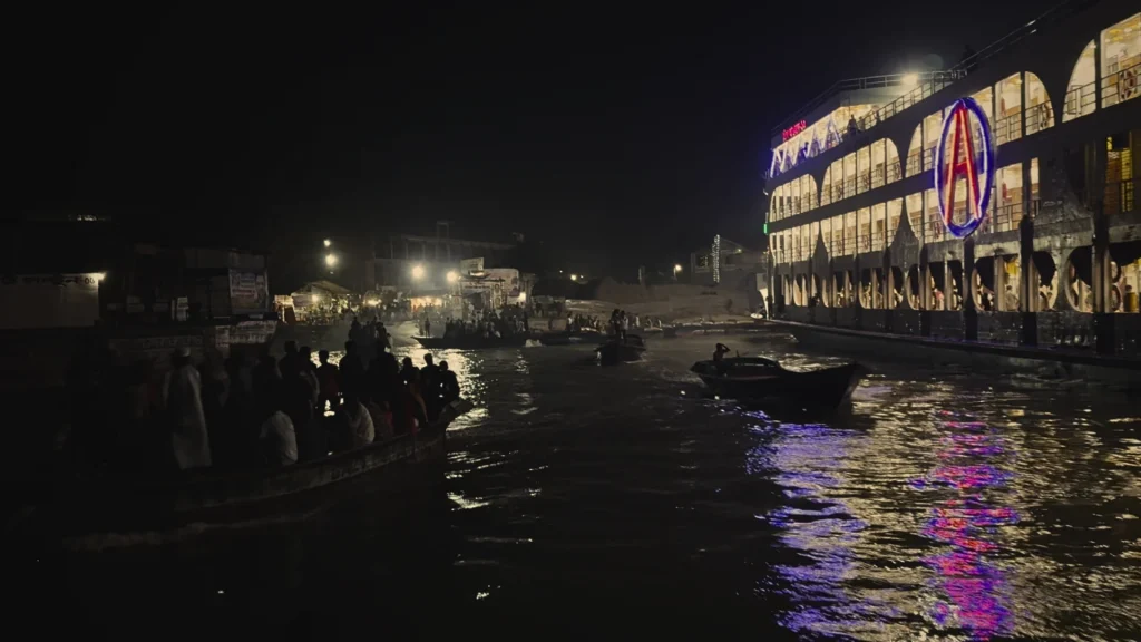 বরিশালের নদী ও খালের জাল কেবল একটি পরিবহন ব্যবস্থা নয়, এটি এই শহরের রক্তসঞ্চালন।