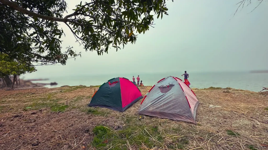 বরিশালবাসীরা উষ্ণ এবং অতিথিপরায়ণ। নদীর সৌন্দর্যের মতোই এখানকার মানুষের আতিথেয়তাও সরল ও প্রাণবন্ত।