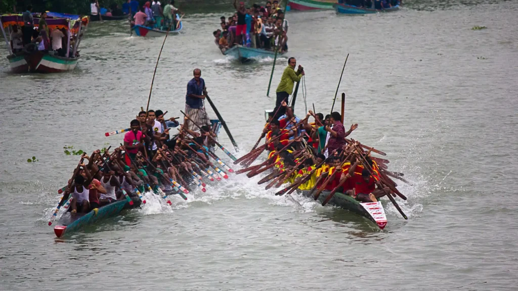 বরিশালের নদীতে নৌকা বাইচের উত্তেজনা, যেখানে প্রতিটি স্পন্দন শহরের নদীমুখী জীবন ও সংস্কৃতির গল্প বলে।