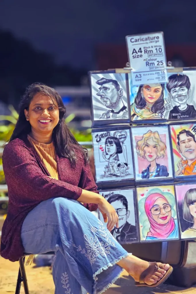 মালয়েশিয়ার সাংস্কৃতিক ঐতিহ্যের মাঝে, স্থানীয় শিল্পের সাথে একাত্ম হওয়ার আনন্দময় মুহূর্তে জুঁই।