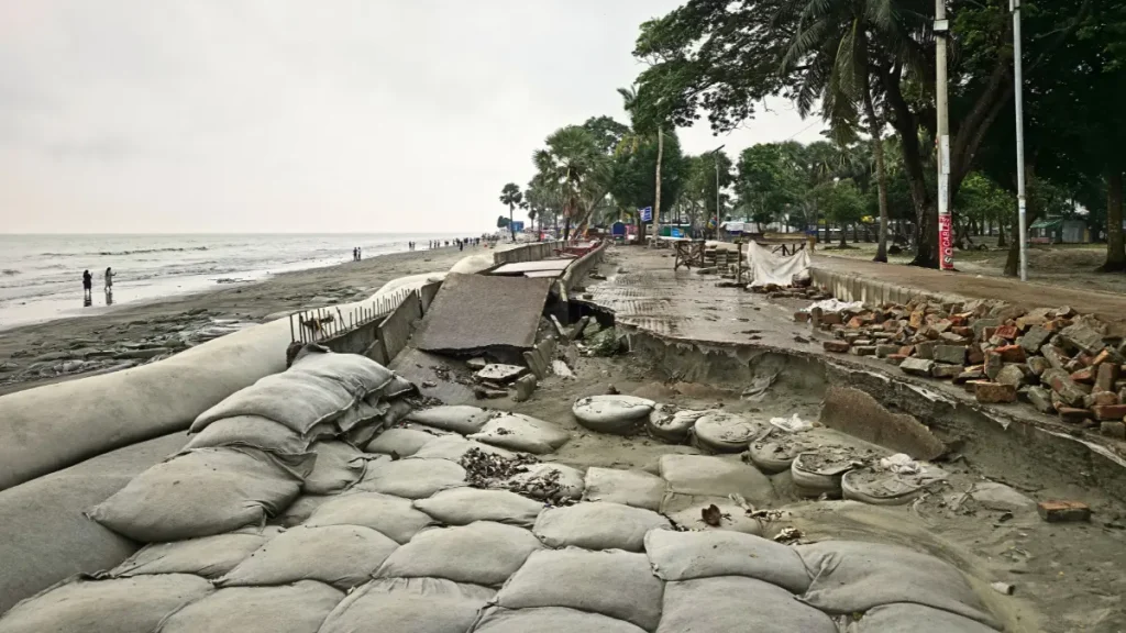 কুয়াকাটার ভাঙন: কংক্রিট রাস্তা দুমড়ে-মুচড়ে গেছে, জিও ব্যাগ ও জিও টিউব দিয়ে রক্ষা করার চেষ্টা করা হয়েছে