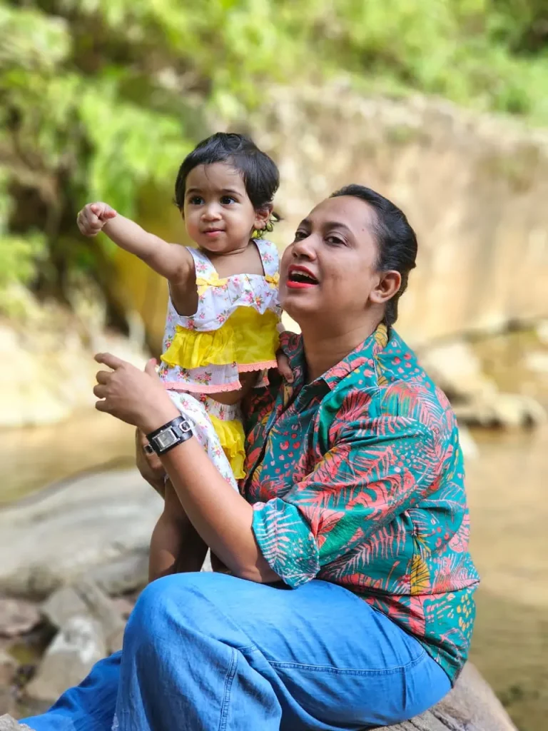 Sungai Gabai জলপ্রপাতের সামনের জুঁই