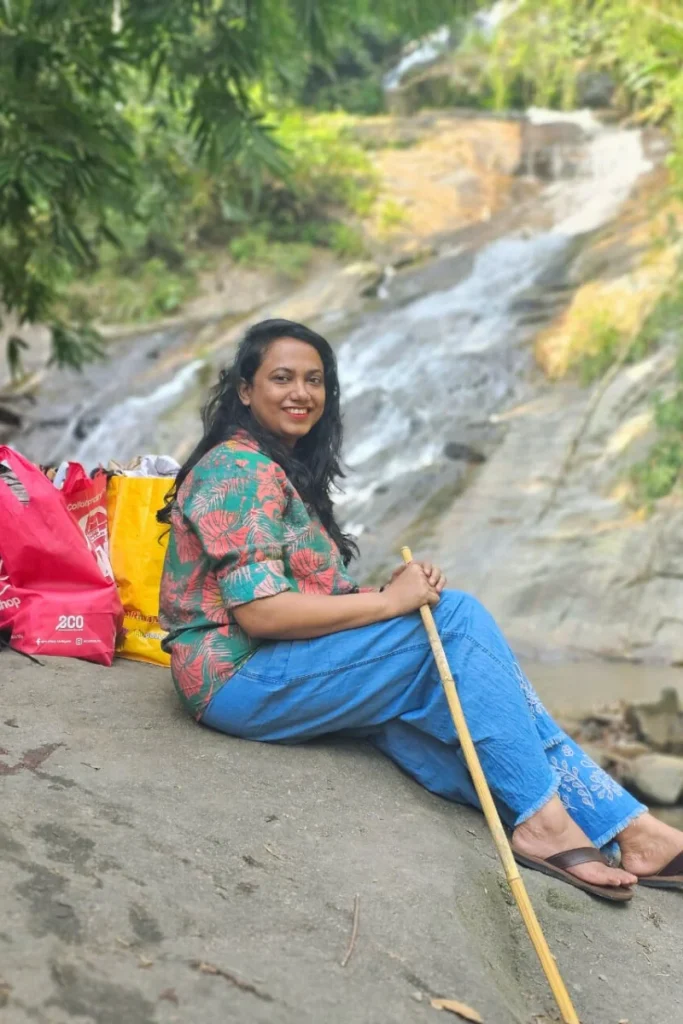 প্রবাহমান হও, কিন্তু নিজের ছন্দ হারিও না। জলপ্রপাত সবুজে ঢেকে থাকে। তার গল্প শুনতে হলে যাত্রা বিরতি দিতে হয়।