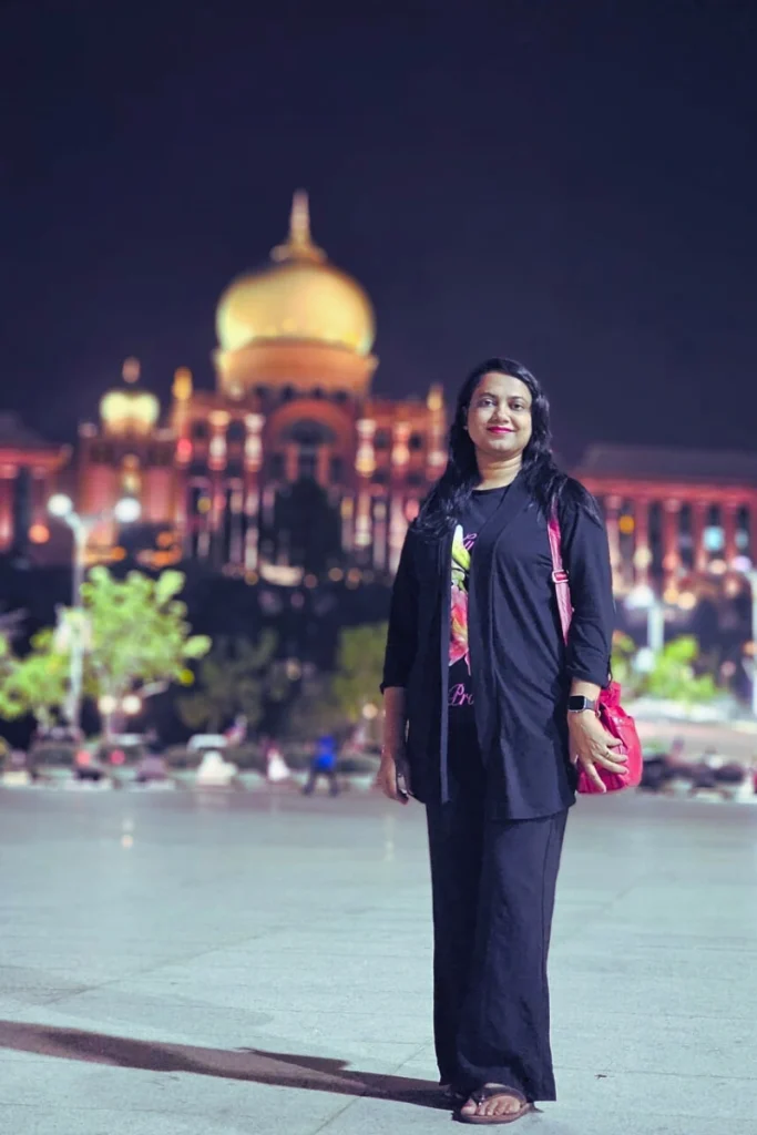 মালয়েশিয়ার স্থাপত্যশৈলীর মাঝে এক নীরব দর্শক