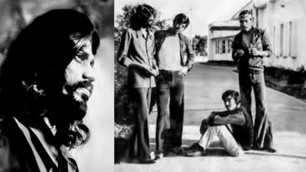 আজম খান বন্ধুদের সঙ্গে আড্ডায়