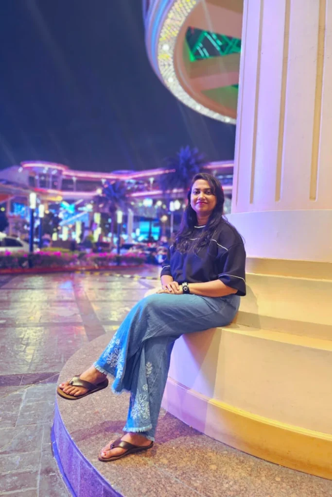 কুয়ালালামপুরের কোলাহল ও ঝলমলে রাতের আলোয় স্নিগ্ধ জুঁই