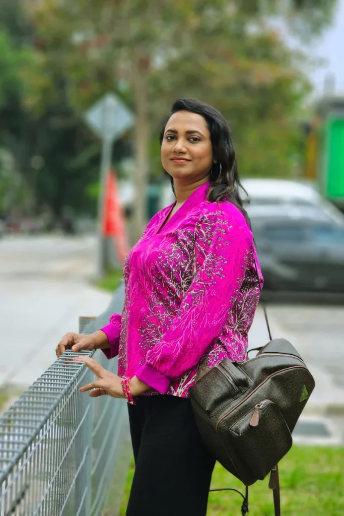 গোলাপি হাসিতে রোবেনা রেজা জুঁই